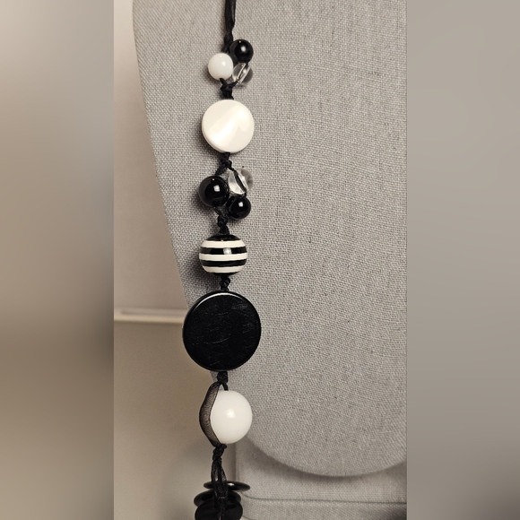 [Express] Black, White, Clear & Striped Beaded Necklace - Picture 4 of 13